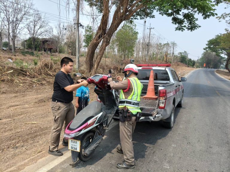 ข้าราชการตํารวจสภ.เด่นเหล็ก ช่วยเหลือประชาชนรถเสียข้างทาง