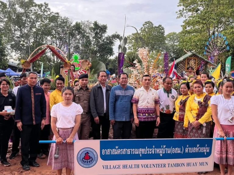 หัวหน้าหน่วยงานราชการ ร่วมเปิดงานสับปะรดหวานเเละของดีห้วยมุ่น